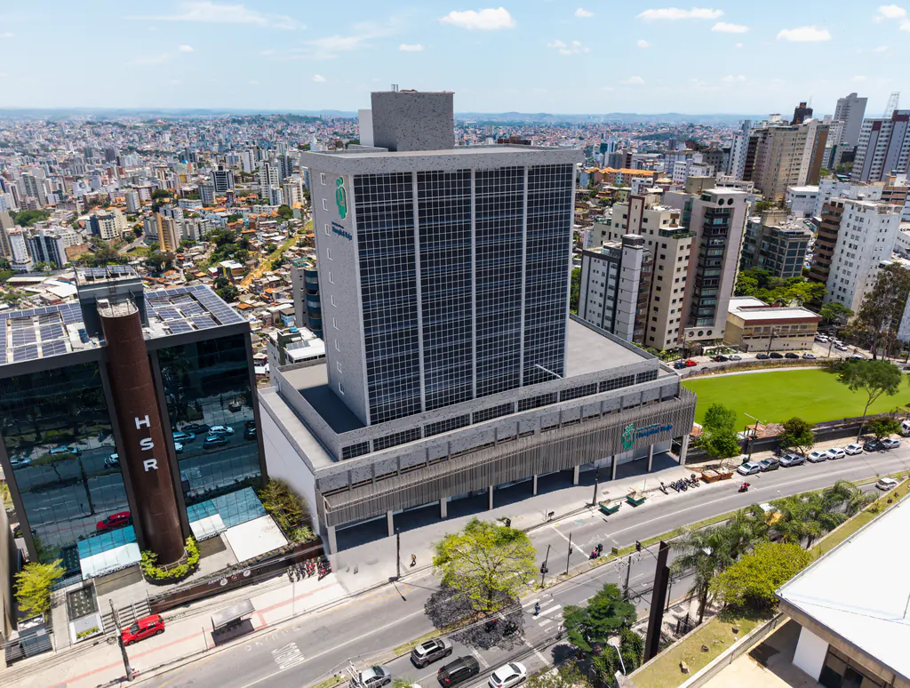 Projeção aérea do Hospital Raja inserido no corredor de saúde da Avenida Raja Gabáglia